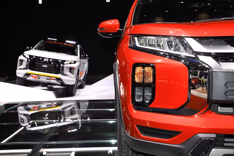 Điểm mới của phần đầu xe là cụm đèn xi nhan và đèn sương mù được chuyển xuống phía dưới, độc lập với vị trí đặt đèn pha. Ngoài ra, Mitsubishi cũng đã đưa ra 3 màu sơn ngoại thất tuỳ chọn cho khách hàng bao gồm trắng Diamond, cam Sunshine và nâu Oak.