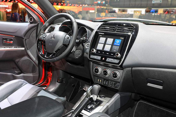 Tuy nhiên, Mitsubishi cũng không quên trang bị một số option hỗ trợ người dùng như hệ thống thông tin giải trí Smartphone-link Display Audio SDA trên màn hình cảm ứng 8 inch có tích hợp hệ thống định vị TomTom và ứng dụng kiểm soát nhiên liệu thông minh.