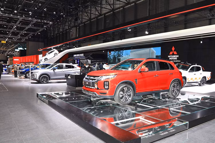 Hệ dẫn động tiêu chuẩn là loại cầu trước nhưng có thể nâng cấp lên 2 cầu. Khối động cơ này nhiều khả năng sẽ cho ra công suất 148 mã lực và 195 Nm. Mức giá Mitsubishi Outlander Sport 2020 phiên bản nâng cấp vừa ra mắt tại triển lãm ôtô quốc tế Geneva Motor Show 2019 đang diễn ra ở Thuỵ Sỹ vẫn chưa được công bố.