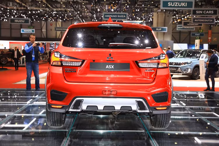 Phần đuôi của Outlander Sport 2020 được đánh giá là rất ấn tượng với cụm đèn hậu dạng Led được thiết kế hình búa Thor đầy tinh tế. Cản sau màu bạc được làm mới cùng nhiều chi tiết tạo điểm nhấn.