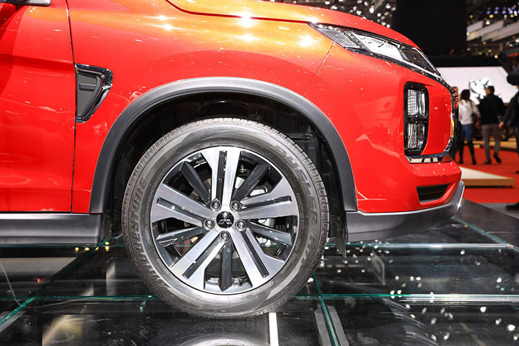 Phía thân xe vẫn duy trì được bộ form như thế hệ trước. Những đường gân được Mitsubishi khéo léo đưa lên phần thân xe. Khe hút gió nhỏ nhắn đặt gọn gàng ở phía sau hộc bánh trước. Ngoài ra, bộ mâm 5 chấu kép với thiết kế sắc cạnh cũng góp phần tạo nên điểm nhấn cho Outlander Sport 2020.