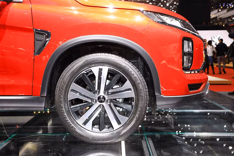 Phía thân xe vẫn duy trì được bộ form như thế hệ trước. Những đường gân được Mitsubishi khéo léo đưa lên phần thân xe. Khe hút gió nhỏ nhắn đặt gọn gàng ở phía sau hộc bánh trước. Ngoài ra, bộ mâm 5 chấu kép với thiết kế sắc cạnh cũng góp phần tạo nên điểm nhấn cho Outlander Sport 2020.