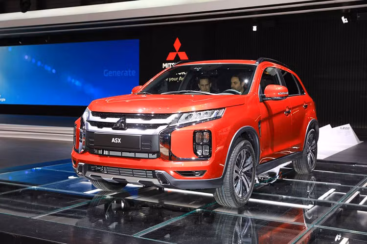 Sau một thời gian ấp ủ, cuối cùng hãng xe Nhật Bản cũng đã cho ra mắt phiên bản nâng cấp của dòng xe Mitsubishi Outlander Sport 2020 tại triển lãm ôtô Geneva Motor Show 2019 đang diễn ra ở Thuỵ Sỹ. Với phiên bản nâng cấp 2020 này, Mitsubishi Outlander Sport như "lột xác" toàn diện và không còn mang dáng vẻ bảo thủ như phiên bản hiện hành.