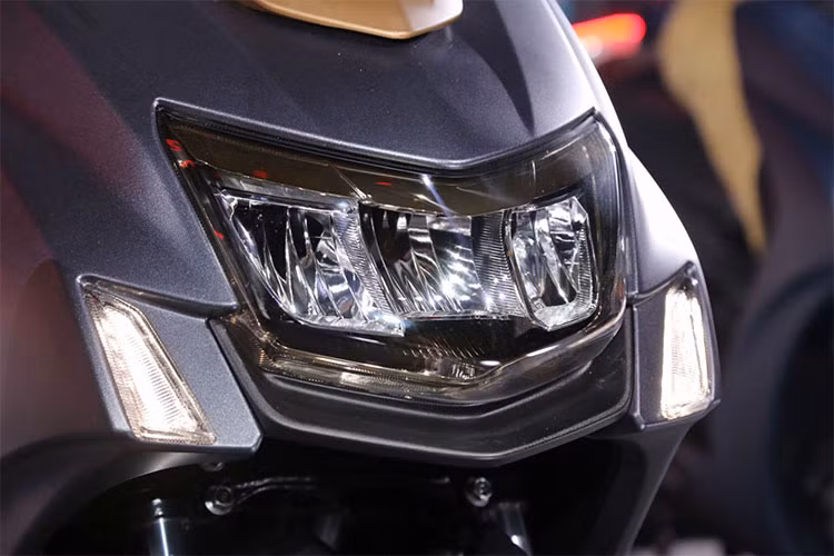 So với phiên bản cũ, Cygnus-X 2018 được thiết kế lại theo hướng trẻ trung và hiện đại hơn. Xe được trang bị đèn pha, đèn định vị và đèn hậu LED, bảng đồng hồ LCD đa chức năng, cổng sạc 12V ở hộc đồ phía trước.