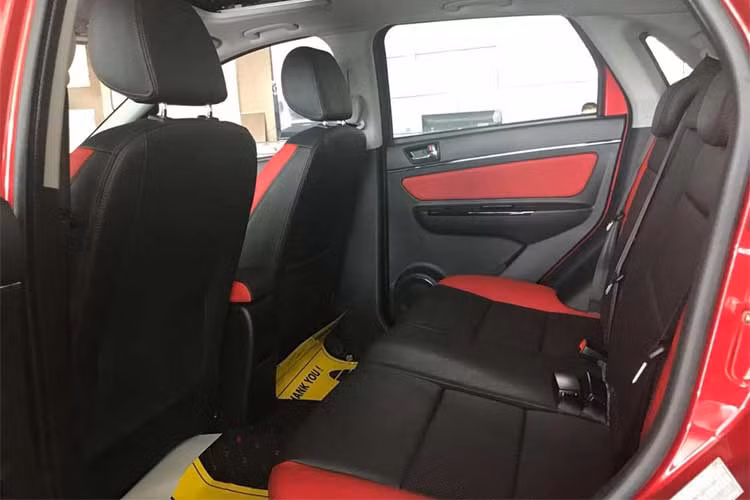 Trên mẫu xe này, BAIC cũng đã trang bị cho V2 các tính năng hiện đại khác như; điều hòa không khí điện tử (với màn hình LCD), cửa nóc, 4 cửa sổ chỉnh điện, gương chỉnh điện, gập điện, ghế da cao cấp, âm thanh 6 loa, kết nối blue-tooth, Radio, MP3, USB, AUX, HDMI, định vị GPS.