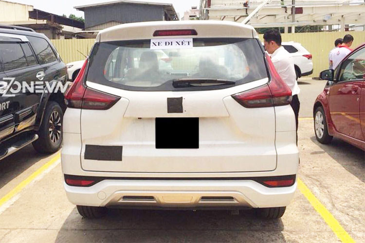 Ở phía sau, cụm đèn hậu được trang bị dạng LED có thiết kế giống y phiên bản XM Concept. Chạy dọc 2 bên thân xe là đường gân dập chìm thể hiện sự mạnh mẽ. Mâm xe kích thước 15 inch trên phiên bản GLS và 16 inch trên phiên bản cao cấp đi kèm lốp Dunlop kích thước 205/55.