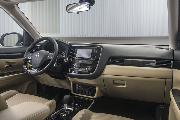 Trên phiên bản thấp nhất 2.0 CVT chỉ được trang bị ghế nỉ, ghế lái chỉnh cơ trong khi đó 2 phiên bản còn lại được trang bị ghế da màu be, ghế lái chỉnh điện 8 hướng, cửa sổ trời được tích hợp lẫy chuyển số thể thao trên vô lăng. Cả 3 phiên bản Outlander đều được trang bị 7 chỗ ngồi và tiện ích giống nhau như: chìa khóa thông minh và khởi động Start/Stop, màn hình cảm ứng 7 inch, khóa cửa trung tâm….