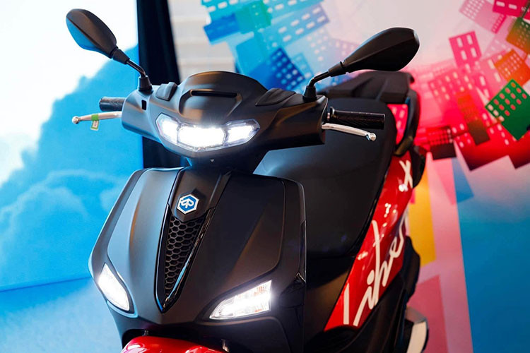 Không chỉ chú trọng đến công nghệ, Liberty 2025 còn kế thừa tinh hoa thiết kế Ý, mang đến diện mạo thanh lịch nhưng trẻ trung và hiện đại hơn. Phần đầu xe nổi bật với đèn pha LED ngang sắc nét. Biểu tượng "cà vạt" đặc trưng được làm mới với họa tiết lưới tản nhiệt tổ ong lấy cảm hứng từ các mẫu xe cao cấp như Beverly và Medley.