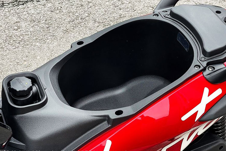 Liberty Z sở hữu điểm nhấn riêng với họa tiết Liberty cách điệu chạy dọc thân xe, tạo hiệu ứng thị giác mạnh mẽ. Xe có chiều dài cơ sở 1.350 mm, hệ thống bánh xe lớn (16 inch phía trước - 14 inch phía sau) kết hợp với lốp trước 90/80 và lốp sau 100/80 giúp tăng độ bám đường.