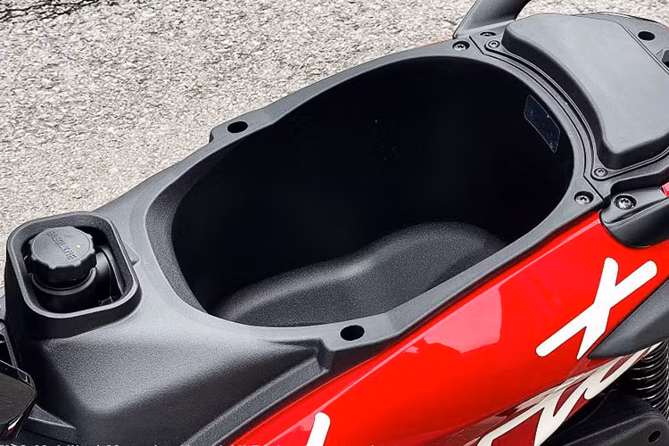 Liberty Z sở hữu điểm nhấn riêng với họa tiết Liberty cách điệu chạy dọc thân xe, tạo hiệu ứng thị giác mạnh mẽ. Xe có chiều dài cơ sở 1.350 mm, hệ thống bánh xe lớn (16 inch phía trước - 14 inch phía sau) kết hợp với lốp trước 90/80 và lốp sau 100/80 giúp tăng độ bám đường.