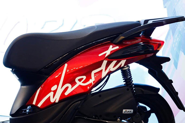 Nhìn từ bên hông, Liberty 2025 trông cân đối hơn với phần đuôi xe được tinh chỉnh để tăng thêm sự thanh thoát. Tay dắt sau bằng nhôm không chỉ mang lại sự sang trọng mà còn giúp việc lắp đặt thùng chứa đồ thuận tiện hơn.