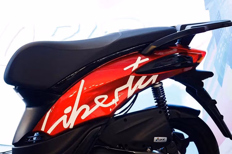 Nhìn từ bên hông, Liberty 2025 trông cân đối hơn với phần đuôi xe được tinh chỉnh để tăng thêm sự thanh thoát. Tay dắt sau bằng nhôm không chỉ mang lại sự sang trọng mà còn giúp việc lắp đặt thùng chứa đồ thuận tiện hơn.