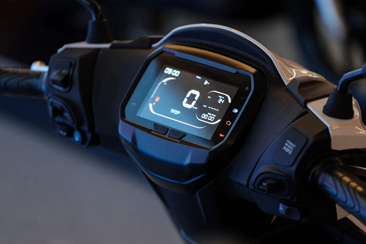 Đặc biệt, khi kết nối với điện thoại thông qua ứng dụng Piaggio MIA, màn hình của Piaggio Liberty 2025 có thể hiển thị tin nhắn, cuộc gọi đến, giúp người dùng không bỏ lỡ thông tin quan trọng ngay cả khi đang di chuyển.