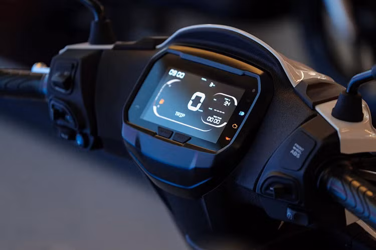 Đặc biệt, khi kết nối với điện thoại thông qua ứng dụng Piaggio MIA, màn hình của Piaggio Liberty 2025 có thể hiển thị tin nhắn, cuộc gọi đến, giúp người dùng không bỏ lỡ thông tin quan trọng ngay cả khi đang di chuyển.