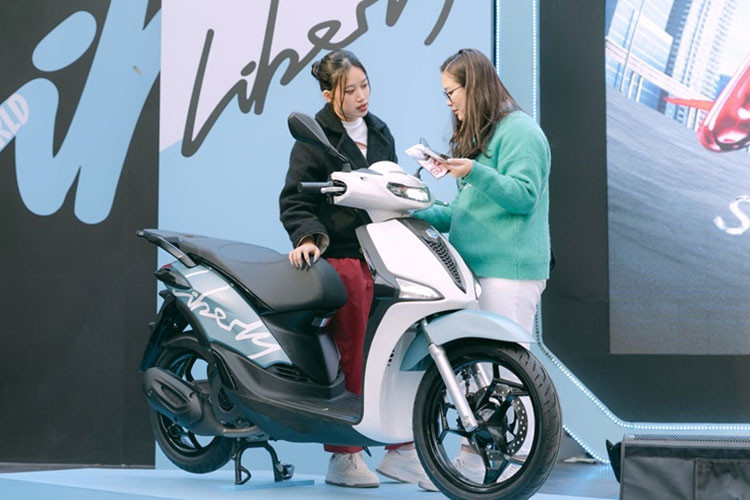Hiểu được nhu cầu của thế hệ trẻ về sự kết nối và tiện lợi trong di chuyển, Piaggio đã trang bị cho Liberty 2025 một màn hình Full LCD 5 inch hiển thị màu sắc sắc nét. Màn hình này hỗ trợ chế độ ngày - đêm, giúp người lái dễ dàng quan sát thông tin trong mọi điều kiện ánh sáng.