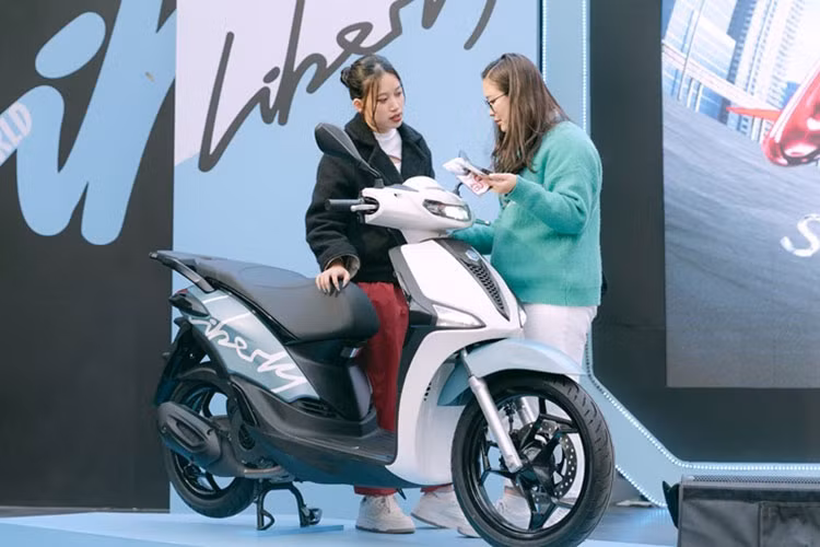 Hiểu được nhu cầu của thế hệ trẻ về sự kết nối và tiện lợi trong di chuyển, Piaggio đã trang bị cho Liberty 2025 một màn hình Full LCD 5 inch hiển thị màu sắc sắc nét. Màn hình này hỗ trợ chế độ ngày - đêm, giúp người lái dễ dàng quan sát thông tin trong mọi điều kiện ánh sáng.