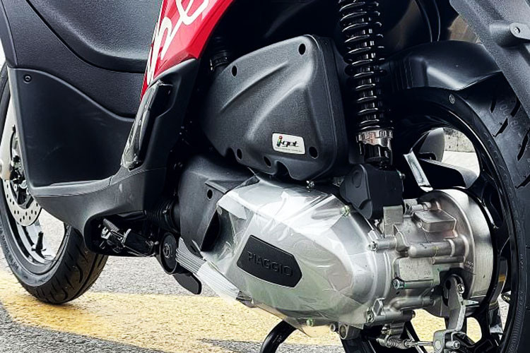 Liberty 2025 sử dụng động cơ i-Get 125cc thế hệ mới với nhiều cải tiến, mang lại hiệu suất vận hành tối ưu và khả năng tiết kiệm nhiên liệu vượt trội. Công nghệ i-Get 3 van giúp tăng hiệu suất nạp khí, giúp xe vận hành êm ái, bền bỉ hơn và giảm thiểu độ rung lắc khi di chuyển.