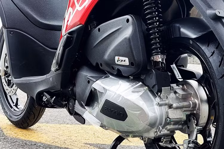Liberty 2025 sử dụng động cơ i-Get 125cc thế hệ mới với nhiều cải tiến, mang lại hiệu suất vận hành tối ưu và khả năng tiết kiệm nhiên liệu vượt trội. Công nghệ i-Get 3 van giúp tăng hiệu suất nạp khí, giúp xe vận hành êm ái, bền bỉ hơn và giảm thiểu độ rung lắc khi di chuyển.