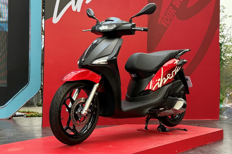 Tuy nhiên, tâm điểm của sự kiện lần này là sự xuất hiện của mẫu xe ga Piaggio Liberty Z 2025 - phiên bản xe ga cao cấp với thiết kế hiện đại và tích hợp công nghệ kết nối thông minh Piaggio MIA.