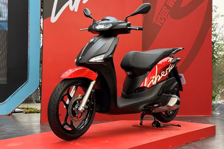 Tuy nhiên, tâm điểm của sự kiện lần này là sự xuất hiện của mẫu xe ga Piaggio Liberty Z 2025 - phiên bản xe ga cao cấp với thiết kế hiện đại và tích hợp công nghệ kết nối thông minh Piaggio MIA.