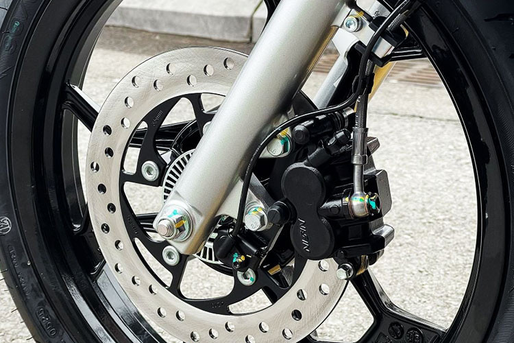 Không chỉ chú trọng vào thiết kế, Liberty 2025 còn được nâng cấp về hệ thống khung thép ống chịu lực cao giúp tăng độ bền mà vẫn giữ trọng lượng xe nhẹ, mang lại khả năng điều khiển linh hoạt trong đô thị. Về an toàn, xe được trang bị phanh đĩa trước 240 mm với pít-tông thủy lực kép, kết hợp cùng hệ thống chống bó cứng phanh ABS giúp tối ưu khả năng kiểm soát phanh.