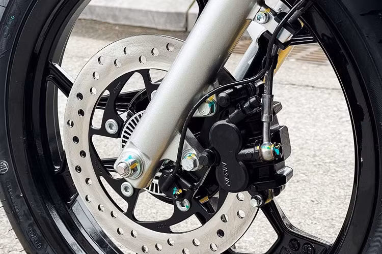 Không chỉ chú trọng vào thiết kế, Liberty 2025 còn được nâng cấp về hệ thống khung thép ống chịu lực cao giúp tăng độ bền mà vẫn giữ trọng lượng xe nhẹ, mang lại khả năng điều khiển linh hoạt trong đô thị. Về an toàn, xe được trang bị phanh đĩa trước 240 mm với pít-tông thủy lực kép, kết hợp cùng hệ thống chống bó cứng phanh ABS giúp tối ưu khả năng kiểm soát phanh.