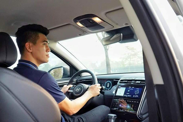 Các tra bị khác như; Cruise Control thông minh, đèn pha và gạt mưa tự động, sưởi và làm mát ghế, phanh tay điện tử, gạt mưa tự động, dừng xe thông minh Auto hold, phanh tay điện tử, Camera 360…