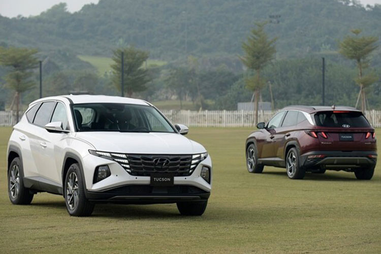  Giá xe Hyundai Tucson 2022 bản Xăng Cao cấp của Tiến Linh đạt 925 triệu đồng nhưng tại đại lý, người mua phải chi thêm khoản tiền chênh lớn do mẫu xe này đang trong tình trạng khan hàng vì thiếu chíp sản xuất.