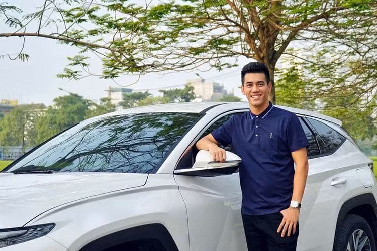 Hyundai Tucson 2022 của Tiến Linh là bản máy Xăng Cao cấp - phiên bản tầm trung của dòng Crossover hạng C tại Việt Nam. So với thế hệ cũ, Tucson 2022 dài hơn 150mm, rộng hơn 15mm và cao hơn 35mm. Chiều dài cơ sở xe ở mức 2.755mm, hơn 85mm so với thế hệ cũ.