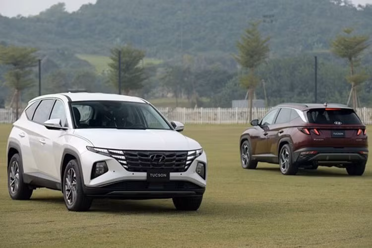  Giá xe Hyundai Tucson 2022 bản Xăng Cao cấp của Tiến Linh đạt 925 triệu đồng nhưng tại đại lý, người mua phải chi thêm khoản tiền chênh lớn do mẫu xe này đang trong tình trạng khan hàng vì thiếu chíp sản xuất.