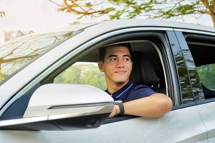 Hyundai Tucson 2022 thế hệ mới vừa được Tiến Linh "tậu" về sở hữu hàng loạt các trang bị hiện đại như: cần số điện tử điều khiển nút bấm, hệ thống âm thanh Bose 8 loa, cửa sổ trời toàn cảnh,... 