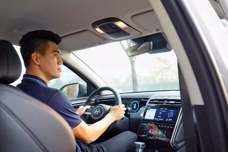 Các tra bị khác như; Cruise Control thông minh, đèn pha và gạt mưa tự động, sưởi và làm mát ghế, phanh tay điện tử, gạt mưa tự động, dừng xe thông minh Auto hold, phanh tay điện tử, Camera 360…