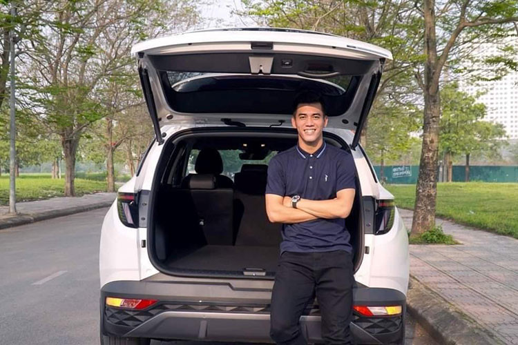 Điểm nhấn ở phần đuôi xe là cụm đèn hậu kiểu mới kết nối với nhau bằng dải đèn LED bắt mắt, mang đến cảm giác hiện đại cho chiếc xe đến từ Hàn Quốc này.. Ngoài ra, Tucson mới được trang bị lazang có các kích thước từ 17 cho đến 19 inch tùy từng phiên bản. Khoảng sáng gầm xe đạt mức 181mm.