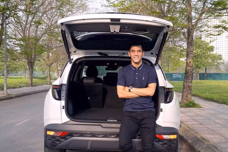 Điểm nhấn ở phần đuôi xe là cụm đèn hậu kiểu mới kết nối với nhau bằng dải đèn LED bắt mắt, mang đến cảm giác hiện đại cho chiếc xe đến từ Hàn Quốc này.. Ngoài ra, Tucson mới được trang bị lazang có các kích thước từ 17 cho đến 19 inch tùy từng phiên bản. Khoảng sáng gầm xe đạt mức 181mm.