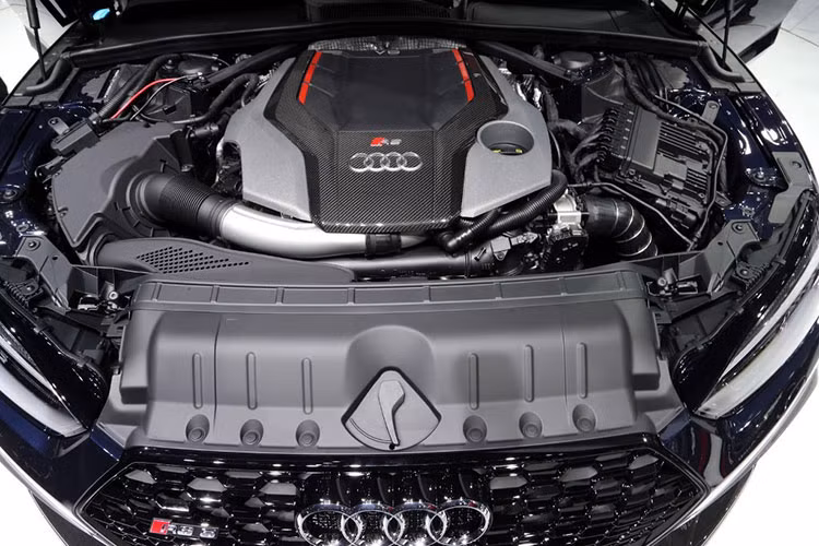Cung cấp sức mạnh cho chiếc RS5 là động cơ Bi-Turbo V6 TFSI, dung tích 2.9 L được Audi tinh chỉnh để sản sinh ra sức mạnh tới 450 mã lực cũng như mô men xoắn tới 600 Nm, tăng 170 Nm so với RS5 thế hệ trước. Với sức mạnh đáng gờm nay, RS5 có khả năng tăng tốc từ 0-100 km/h chỉ trong 3,9 giây và đạt tốc độ tối đa 280 km/h với tùy chọn Dynamic. 