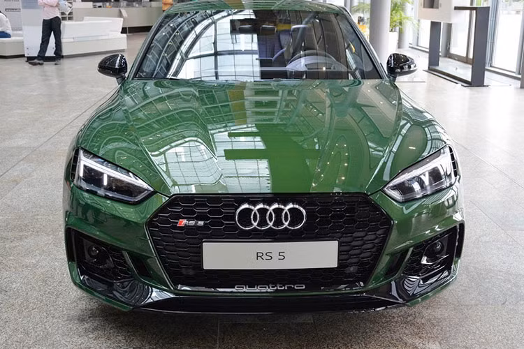 Mẫu xe hiệu suất cao Audi RS5 Coupe 2017 mới được Audi Sport phát triển với động cơ Bi-Turbo 2.9 lít V6 TFSI có sức mạnh đến 450 mã lực này từng được giới thiệu Triển lãm ôtô Geneva vừa qua. Màu xanh lá kim loại này được lấy cảm hứng từ những chiếc xe đua xanh lá của Anh Quốc.