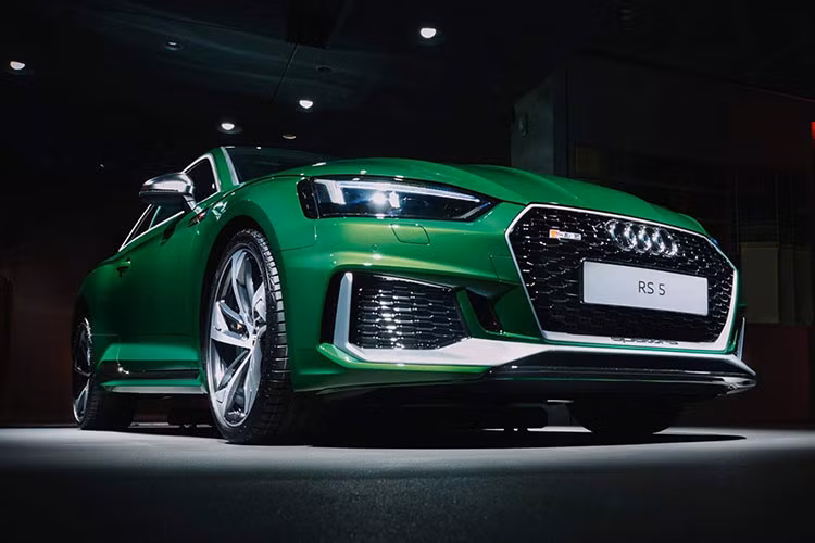 Kể từ khi có mặt lần đầu vào năm 2010, đã có hơn 13.000 chiếc RS5 Coupe được bán ra. Sau khi ra mắt tại Triển lãm ôtô Geneva 2017, RS5 hoàn toàn mới sẽ có mặt tại các đại lý Audi tại Đức và các nước châu Âu khác trong tháng 6 với giá từ 80.900 Euro (tương đương gần 2 tỷ đồng).
