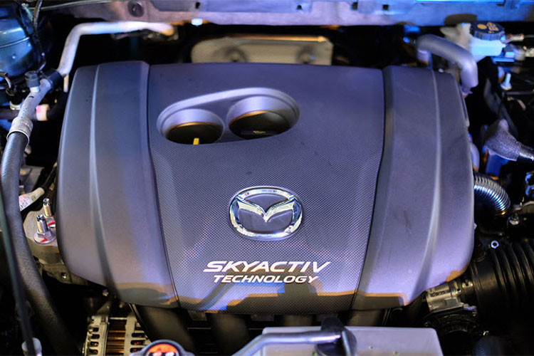 Chiếc CX-5 của Thành Lương sử dụng động cơ SkyActiv 2,5 lít, công suất 185 mã lực và mô-men xoắn 250 Nm, kết hợp hộp số tự động 6 cấp. Đáng hcus ý, phiên bản 2.5 này được trang bị hệ thống hiển thị thông tin trên kính lái HUD thế hệ mới và hệ thống hỗ trợ an toàn i-Activsense.