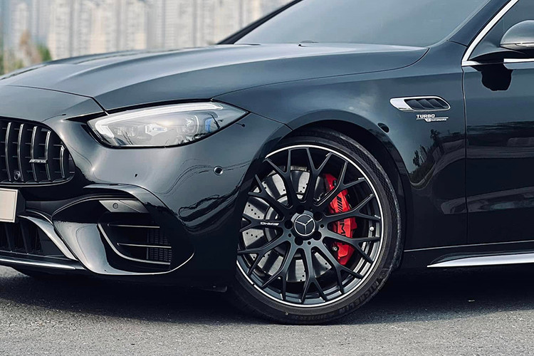 Xe được trang bị bộ mâm AMG 20 inch, cùm phanh hiệu suất cao màu đỏ và gói ngoại thất AMG Carbon Package với các chi tiết như cánh gió thể thao AMG bằng carbon, gương chiếu hậu ốp sợi carbon.