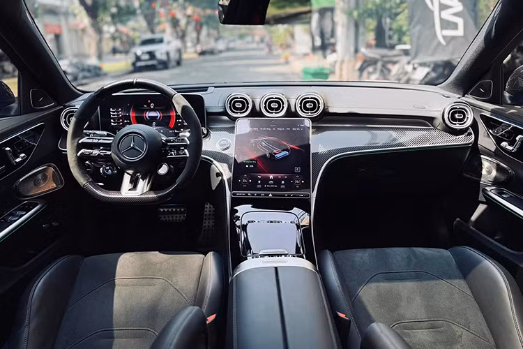 Hệ thống giải trí của Mercedes-AMG C63 S E Performance không có nhiều khác biệt so với các phiên bản C-Class thông thường, vẫn sử dụng giao diện MBUX dành riêng cho dòng AMG.