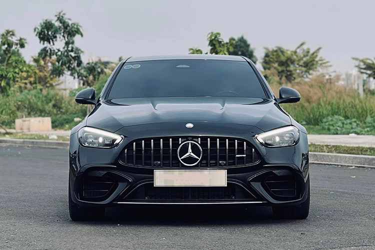 Mercedes-AMG C63 S E Performance là phiên bản hiệu suất cao thứ hai của dòng sedan hạng sang C-Class được nhập khẩu về Việt Nam vào năm 2024. Trước mẫu xe này, hãng Mercedes-Benz Việt Nam đã giới thiệu Mercedes-AMG C 43, nhưng khác biệt là xe lắp ráp.