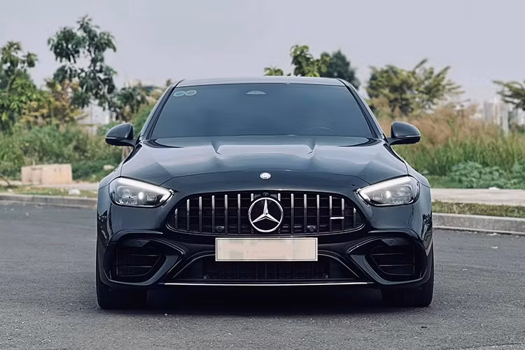 Mercedes-AMG C63 S E Performance là phiên bản hiệu suất cao thứ hai của dòng sedan hạng sang C-Class được nhập khẩu về Việt Nam vào năm 2024. Trước mẫu xe này, hãng Mercedes-Benz Việt Nam đã giới thiệu Mercedes-AMG C 43, nhưng khác biệt là xe lắp ráp.