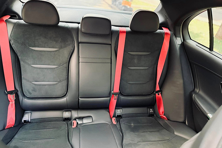 Dưới nắp ca-pô, Mercedes-AMG C 63 S E Performance 2024 sử dụng hệ truyền động plug-in hybrid, bao gồm động cơ xăng 2.0L (476 mã lực) và mô-tơ điện (204 mã lực) đặt ở cầu sau, đi kèm hệ thống vi sai điện tử và bộ truyền động 2 cấp.