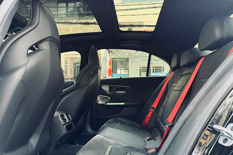 Xe được trang bị màn hình trung tâm đa phương tiện theo hướng dọc, màn hình hiển thị cụm đồng hồ, màn hình HUD tùy chọn, vô lăng AMG thể thao bọc Alcantara và sợi carbon, tích hợp phím bấm nhanh để điều chỉnh chế độ lái,...