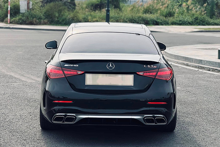 Ngoài ra, C 63 S E Performance còn thừa hưởng công nghệ từ xe đua F1 với hệ thống tăng áp điện và pin hiệu suất cao. Hệ dẫn động 4 bánh toàn thời gian giúp xe tăng tốc từ 0-100 km/h chỉ trong 3,4 giây. 