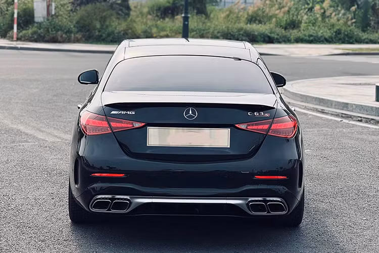 Ngoài ra, C 63 S E Performance còn thừa hưởng công nghệ từ xe đua F1 với hệ thống tăng áp điện và pin hiệu suất cao. Hệ dẫn động 4 bánh toàn thời gian giúp xe tăng tốc từ 0-100 km/h chỉ trong 3,4 giây. 
