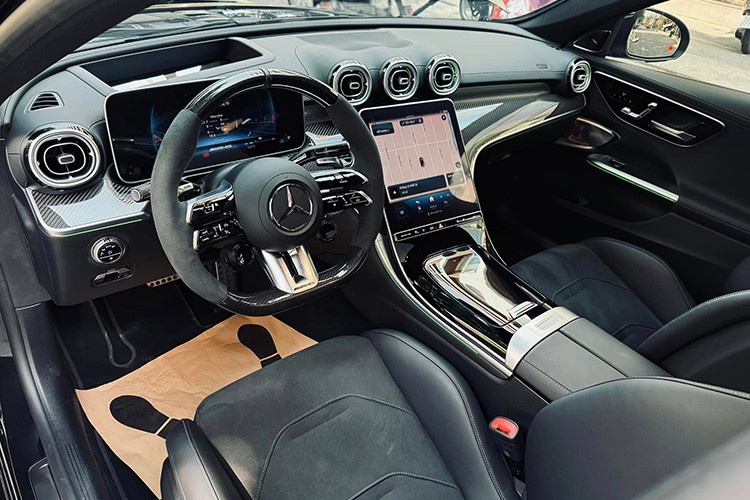 Khoang nội thất tiếp tục sử dụng tông màu đen chủ đạo, kết hợp với dây đai an toàn màu đỏ. Ghế ngồi kết hợp giữa da trơn và Alcantara, vẫn còn trong tình trạng tốt với phần da trơn vẫn căng và da lộn không bị bết hay mất độ phồng.