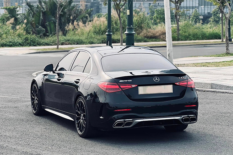 Qua những hình ảnh được đăng tải, chiếc Mercedes-AMG C63 S E Performance 2024 siêu lướt này sở hữu ngoại thất màu đen bóng bẩy. Do quãng đường di chuyển chưa nhiều, tình trạng xe gần như mới, lớp sơn còn nguyên độ sáng bóng.