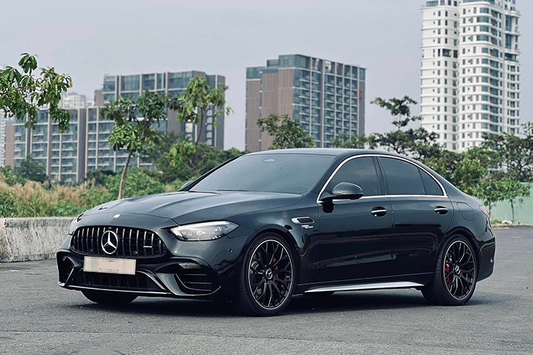 Trên thị trường xe đã qua sử dụng, một chiếc Mercedes-AMG C63 S E Performance đời 2024 hiếm hoi đang được chào bán với giá 4,xxx tỷ đồng. Theo thông tin từ người bán, chiếc xe chỉ mới lăn bánh khoảng 2.600 km. 