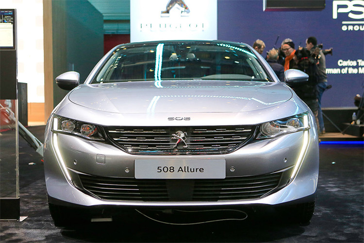 Lưới tản nhiệt quen thuộc nhưng đi kèm cụm đèn pha thanh mảnh hơn và các đèn chạy ban ngày LED hình dạng răng nanh. Nó được trang bị kính chắn gió dốc hơn và nghiêng đậm về phía sau, kết hợp với các đường nét thân xe mới, tạo cảm giác thể thao và “coupe” hơn.